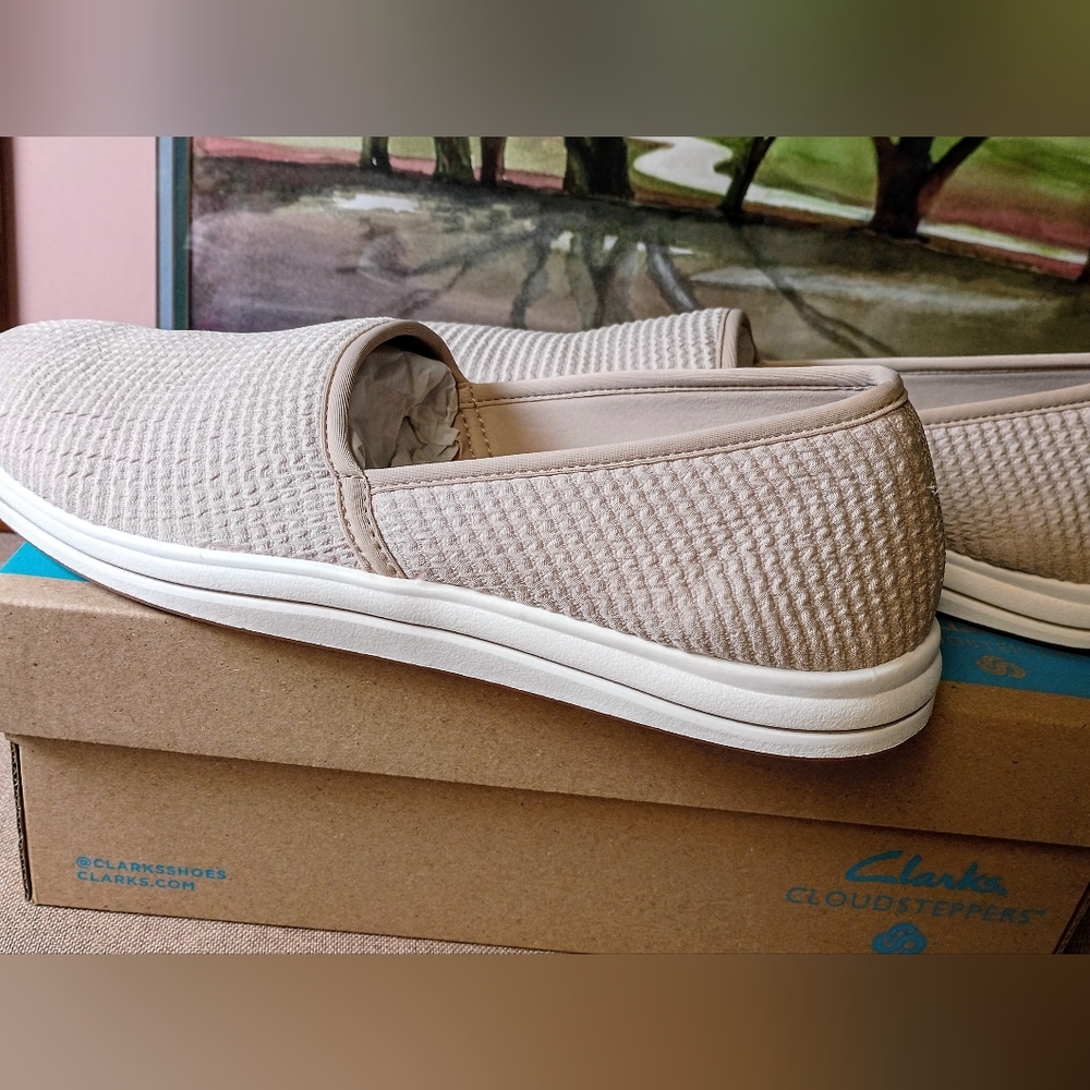 Clarks Women's Size 10 Wide Width Cloud Steppers Breeze Stretch Closed Toe Shoes